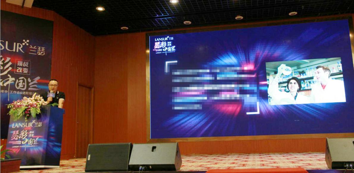 萬邦集團(tuán)總經(jīng)理周運(yùn)進(jìn)上臺致辭